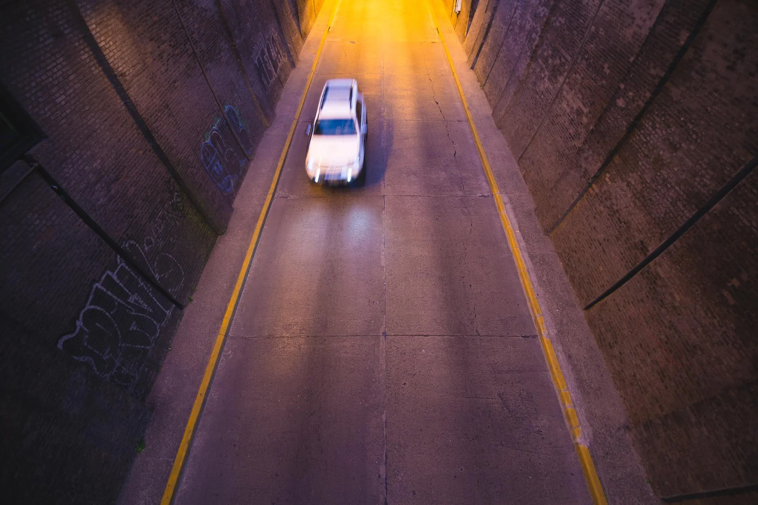 El tono empleado por la DGT busca sacudir conciencias y recordar que detrás de cada norma hay una razón de peso para proteger vidas. Fuente: Freepik 
