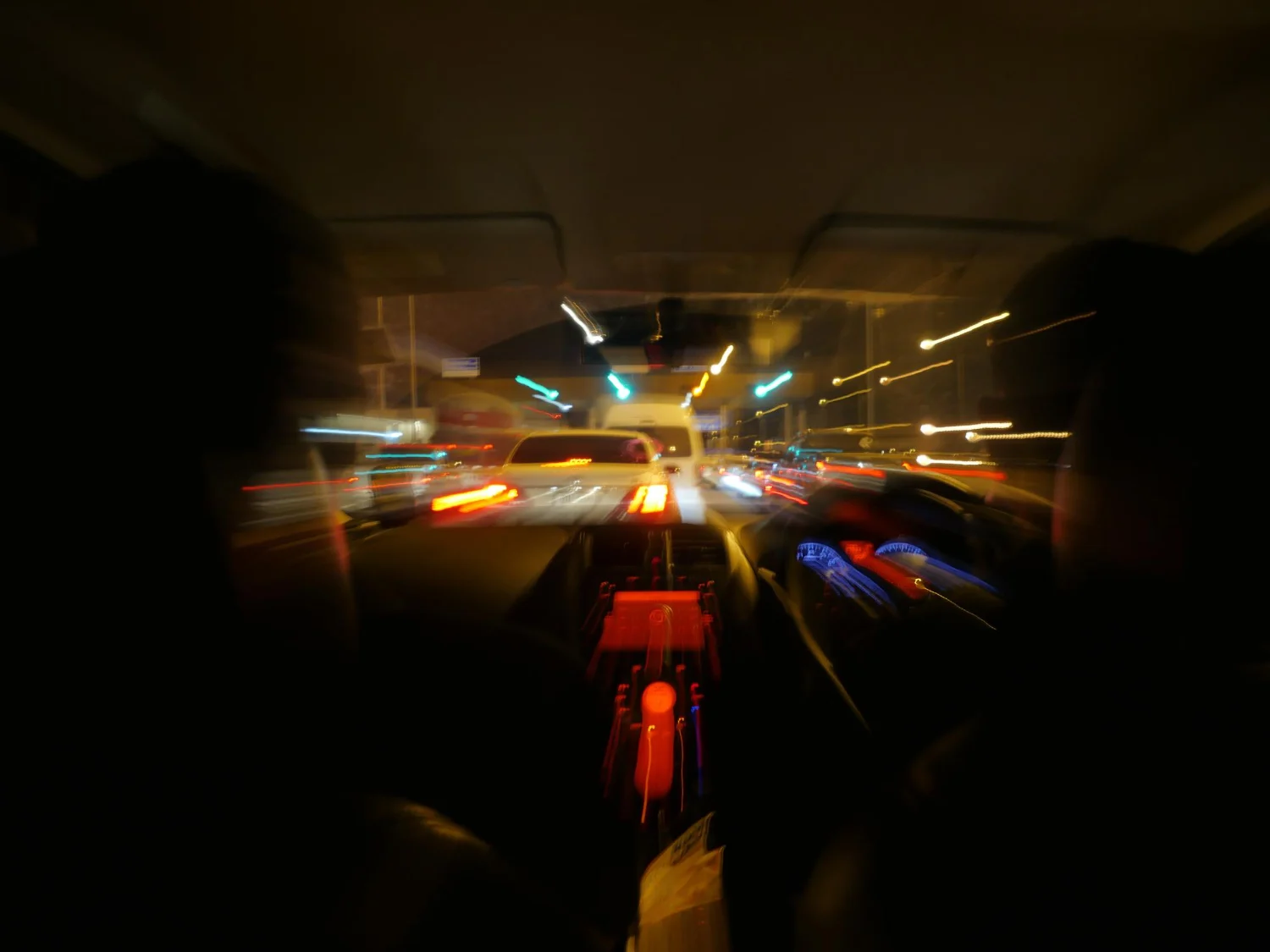 Aunque la campaña de la DGT se centre en los túneles, la obligación de usar el alumbrado se extiende a otras muchas situaciones de conducción. Fuente: Freepik 
