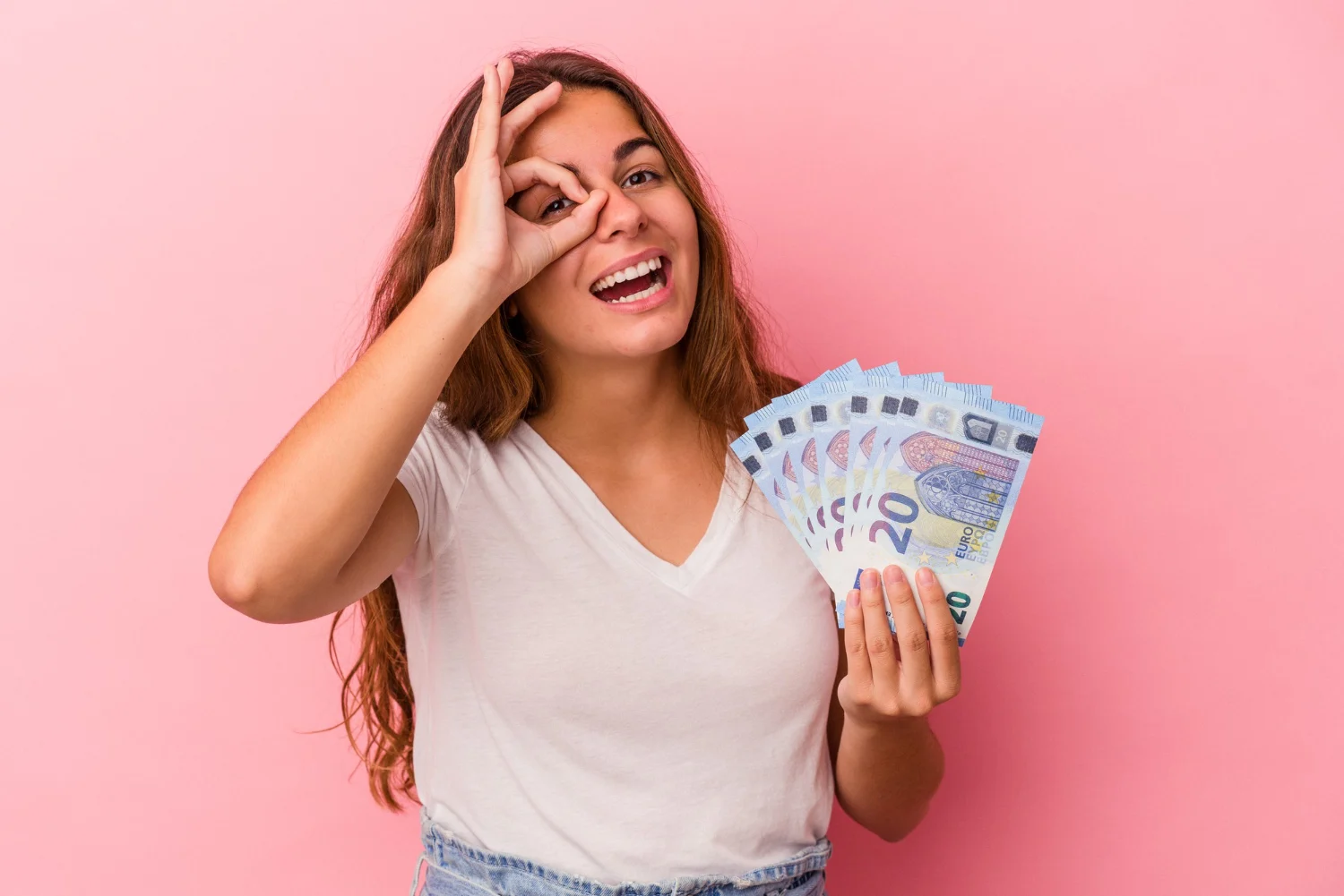 Conocer los pasos exactos para documentar correctamente un préstamo o una ayuda familiar es la única manera de evitar el trago amargo de la Creías que podías mover el dinero en familia sin problemas…hasta que llegó este movimiento de Hacienda (superando los 6000 euros se inicia investigacion). Fuente: Freepik 
