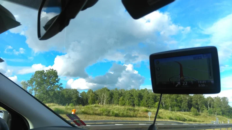 Parece un gesto inofensivo, pero la DGT lo tiene claro: la visibilidad es sagrada. Fuente: Freepik 
