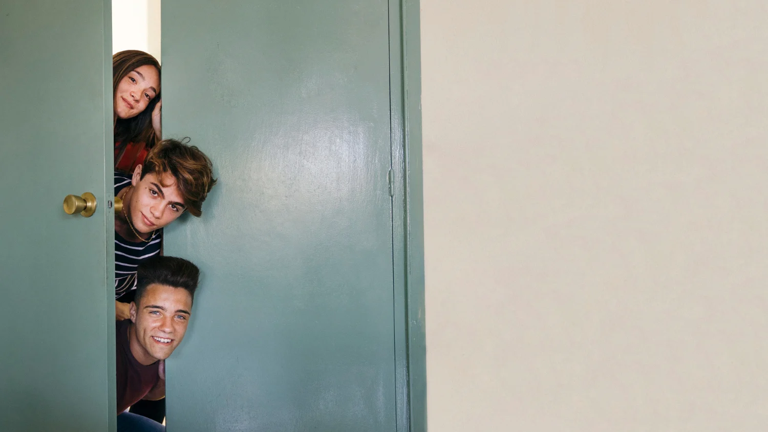 Por qué tu madre siempre te decía “cierra, que se escapa el gato”: el origen de una frase que no hablaba de felinos, sino de dinero. 3 Merca2.es Para terminar, reflexionaremos sobre por qué tu madre te lo decía con tanto ahínco y cómo esa frase nos conecta con generaciones pasadas de españoles. Fuente: Freepik