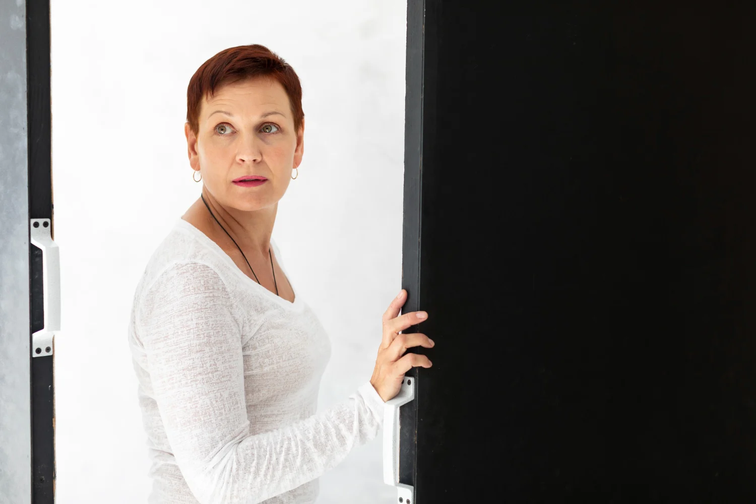 Por qué tu madre siempre te decía “cierra, que se escapa el gato”: el origen de una frase que no hablaba de felinos, sino de dinero. 2 Merca2.es Analizaremos la tensión social que existía cuando se decía esta advertencia en las calles, donde los carteristas eran verdaderos maestros del hurto rápido. Fuente: Freepik