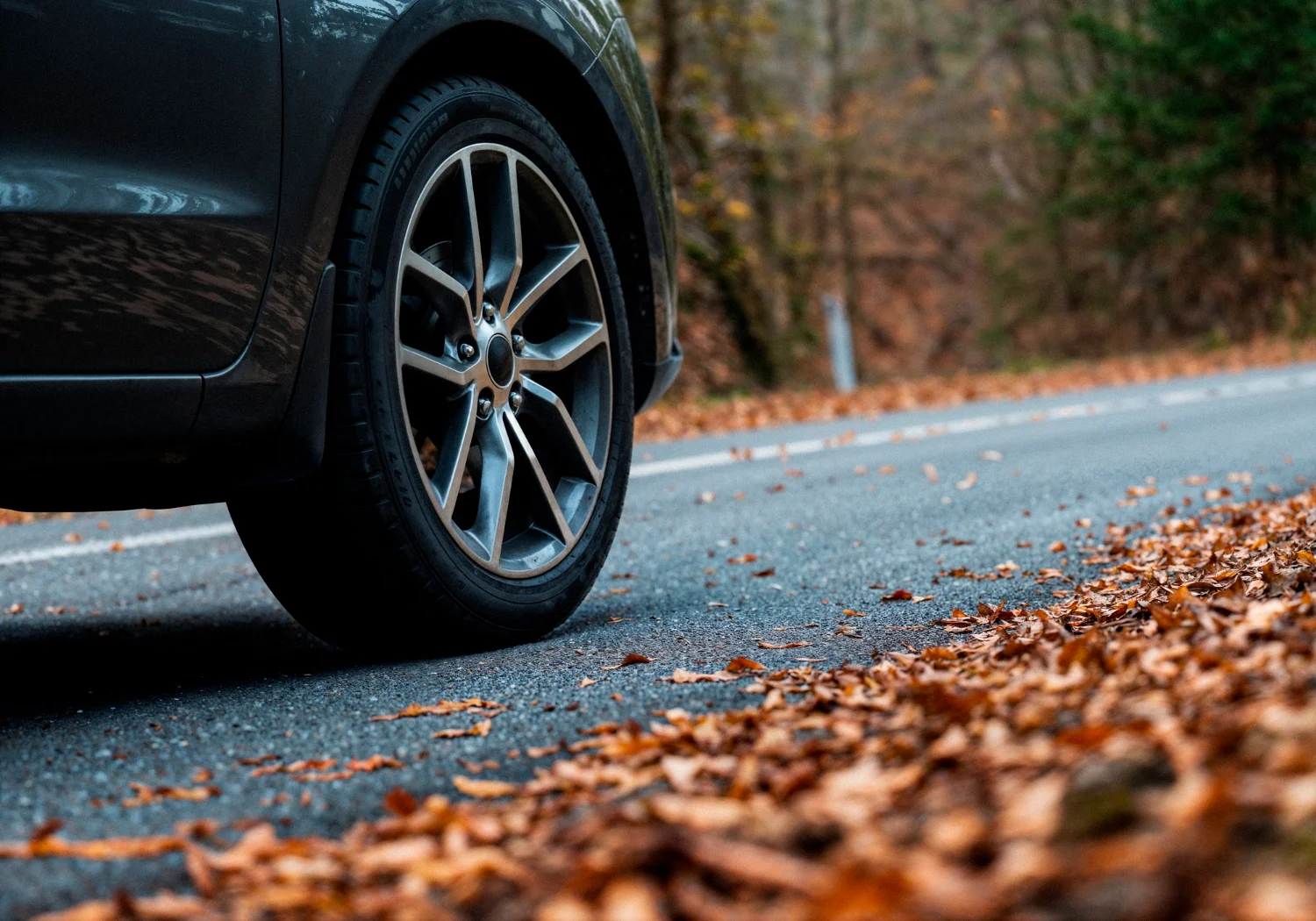 ¿Más o menos aire en los neumáticos con frío? La regla de que puede bajar tu consumo de gasolina al instante 1 Merca2.es Existe una relación directa entre grados y presión que, una vez la conoces, te obliga a prestar más atención al aire en las ruedas. Fuente: Freepik