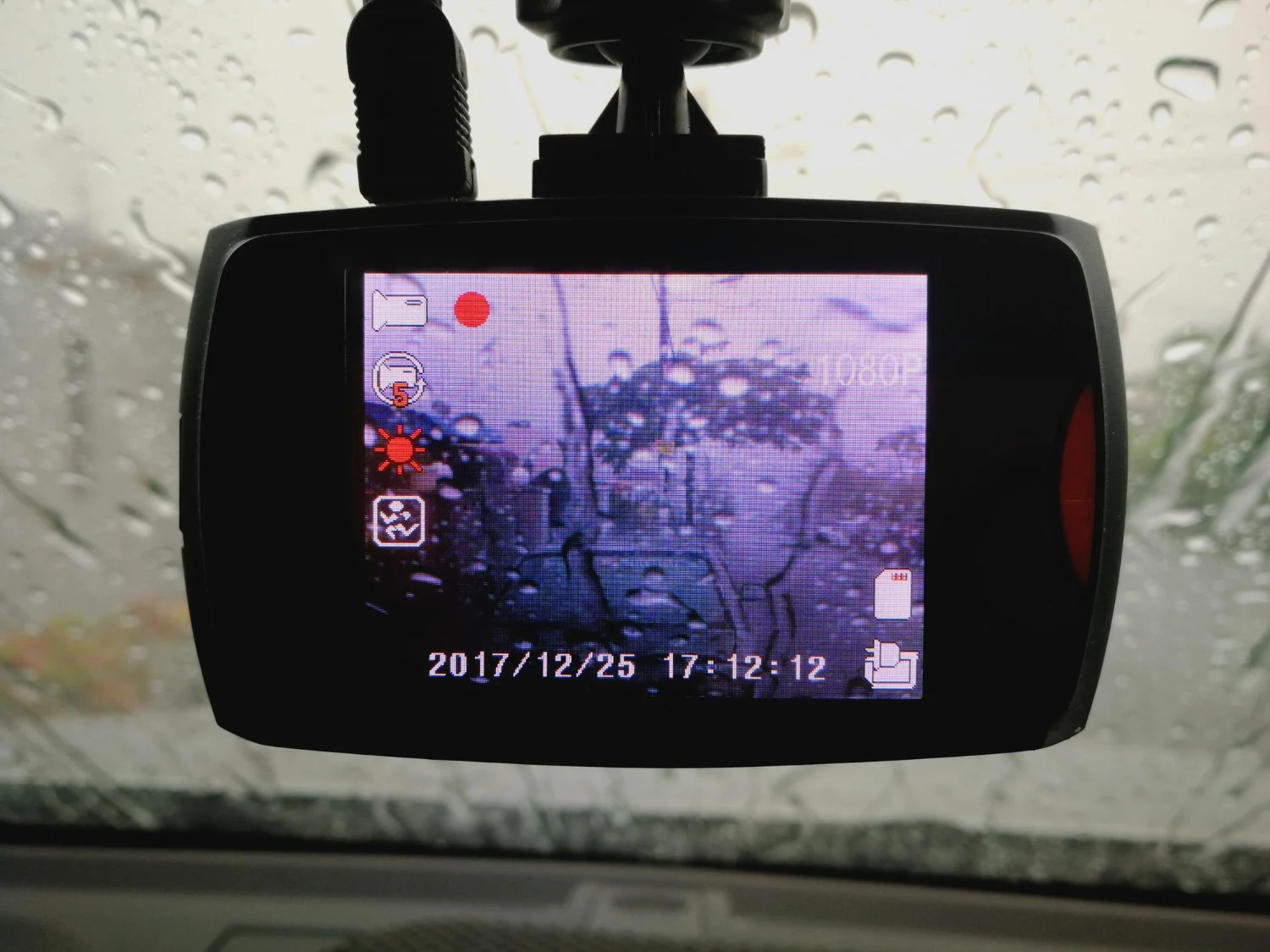 No todo está perdido; la DGT no prohíbe la tecnología, sino su mal uso. Fuente: Freepik 
