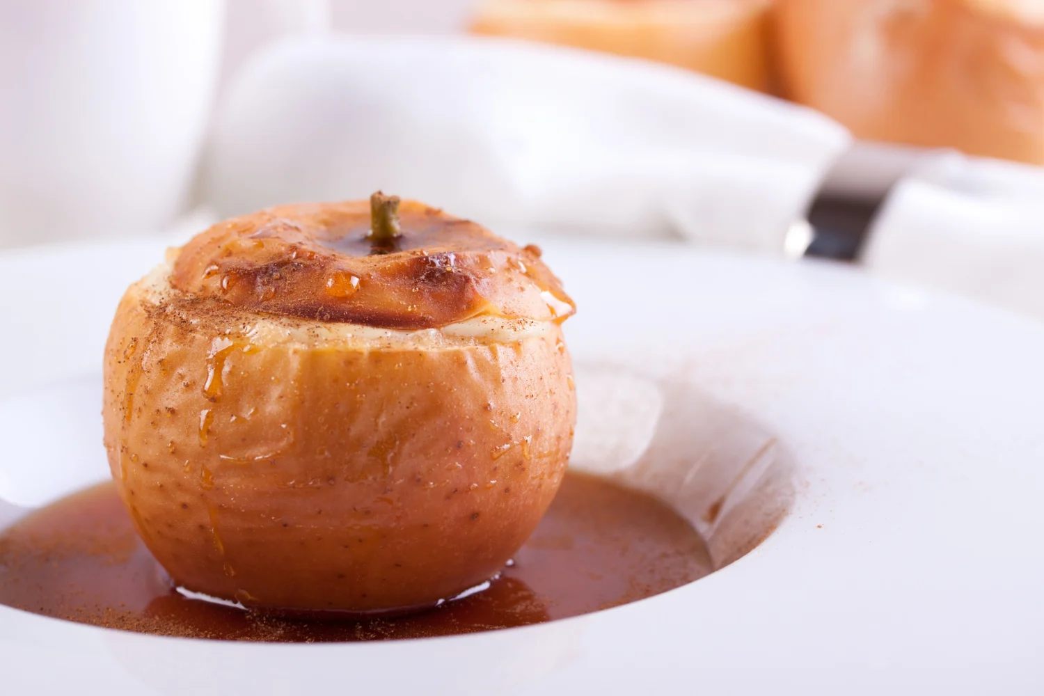 Explicaremos cómo asar fruta en el microondas para tener un postre dulce y reconfortante que nos aleje de la máquina de vending. Fuente: Freepik 
