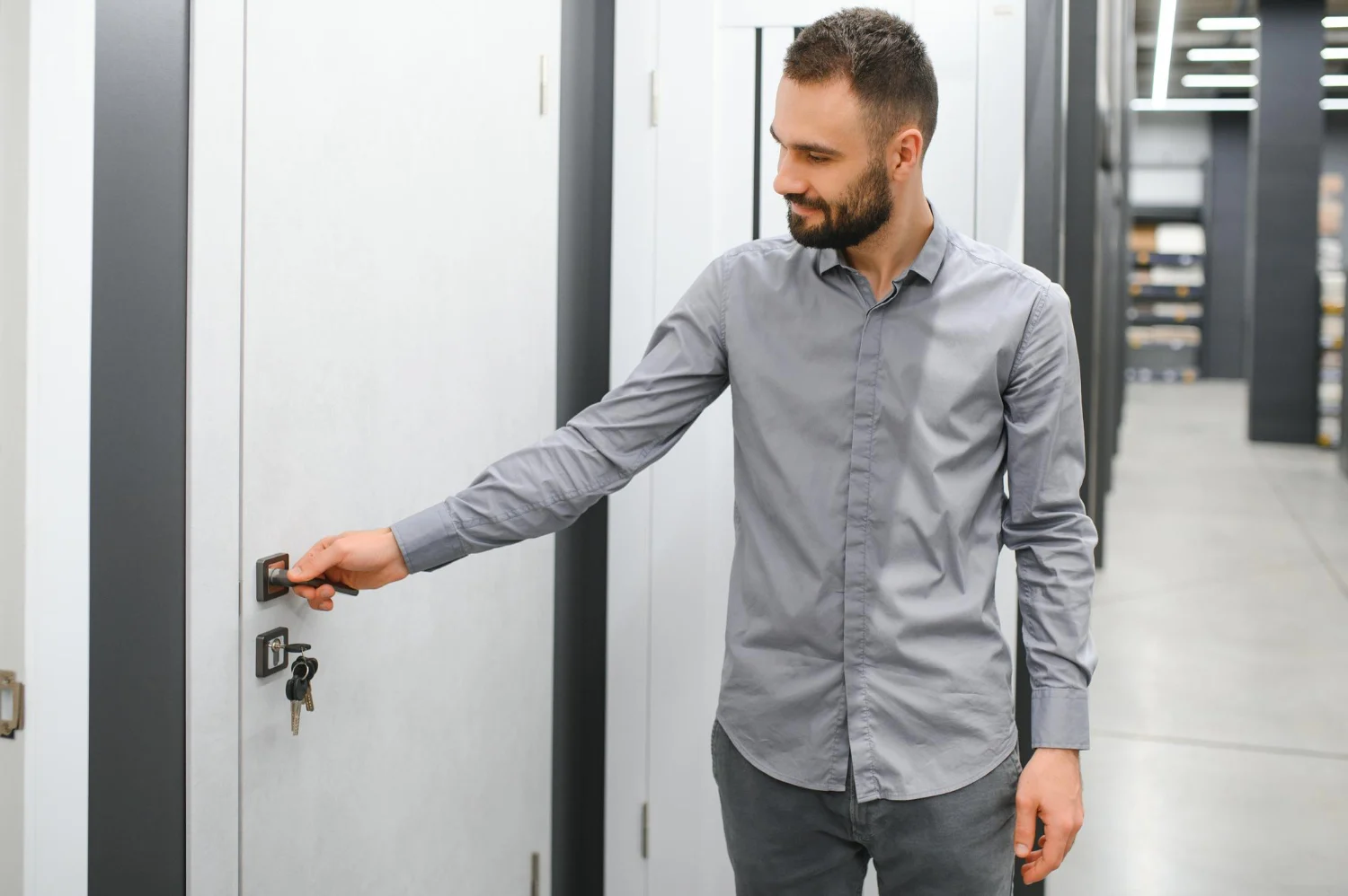 Por qué tu madre siempre te decía “cierra, que se escapa el gato”: el origen de una frase que no hablaba de felinos, sino de dinero. 1 Merca2.es Vamos a viajar al pasado para entender por qué la gente decía esta frase con tanto miedo, explorando sus raíces en el Madrid castizo de hace varios siglos. Fuente: Freepik