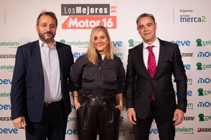 Premios Motor16 2025: excelencia y liderazgo en una industria en plena transformación 1 Merca2.es Alfredo Guerra director de Marketing de Kia Eva Ramos jefa de prensa de Kia y Andres Hernandez. Premios Motor 16 066 1024x682 1 Merca2.es