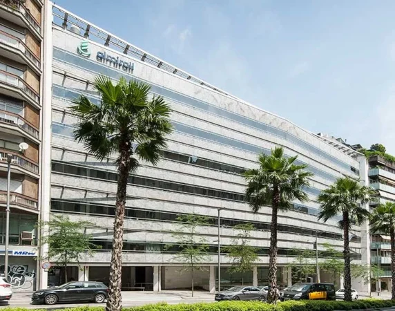 Almirall ha reiterado sus previsiones para el ejercicio fiscal de un crecimiento de las ventas netas del 10-13% y un EBITDA total de 220-240 millones de euros.