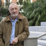 Arturo Pérez-Reverte, escritor: “El libro sobrevivirá como un objeto de culto para lectores exigentes y amantes del papel”