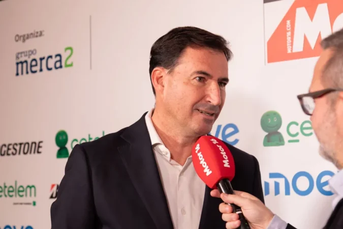 La imagen tiene un atributo ALT vacío; su nombre de archivo es Carlos-de-Luis-de-Seat.-Premios-Motor-16-082-1024x683-1-675x450.webp