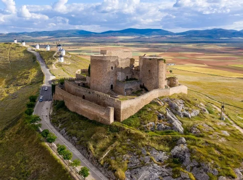 Se esconde en Toledo un pueblo que recuerda a Alsacia: molinos, vino caliente y mercadillos que iluminan las fiestas Se esconde en Toledo un pueblo que recuerda a Alsacia: molinos, vino caliente y mercadillos que iluminan las fiestas