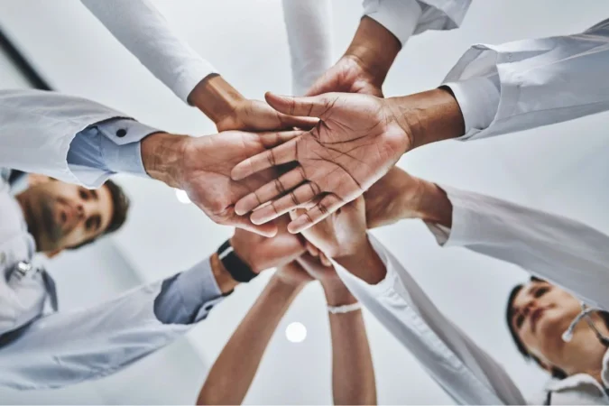 Dormir, reír y amar: los mejores aliados para vivir más. Fuente: Canva