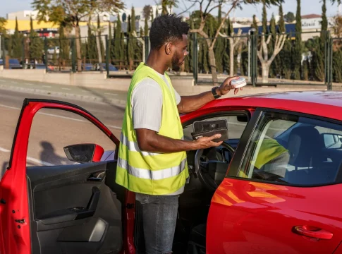 Compraste la nueva baliza V-16 “porque lo exige Tráfico” y ahora denuncian un posible fraude masivo: cómo saber si te han colado un dispositivo inútil (y qué hacer) Compraste la nueva baliza V-16 “porque lo exige Tráfico” y ahora denuncian un posible fraude masivo: cómo saber si te han colado un dispositivo inútil (y qué hacer)