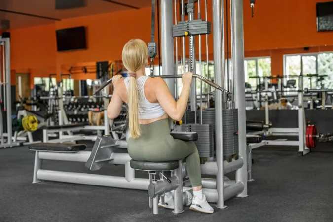 Dra. Gabrielle Lyon, experta en nutrición: “Si eres principiante, empieza con máquinas: te ayudarán a construir una base sólida antes de pasar a las pesas libres y evitar lesiones” 4 Merca2.es El poder del musculo Merca2.es