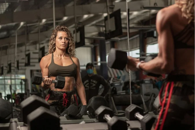 Eneko Baz, doctor en Ciencias del Deporte: “Lo último que deberías hacer para ponerte fuerte es comprar suplementos; lo primero es controlar el estrés y los hábitos que te alejan de tus objetivos” 1 Merca2.es Equilibrio14 Merca2.es