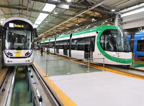 Varios vehículos de la planta de Construcciones y Auxiliar de Ferrocarriles (CAF), Fuente: EP