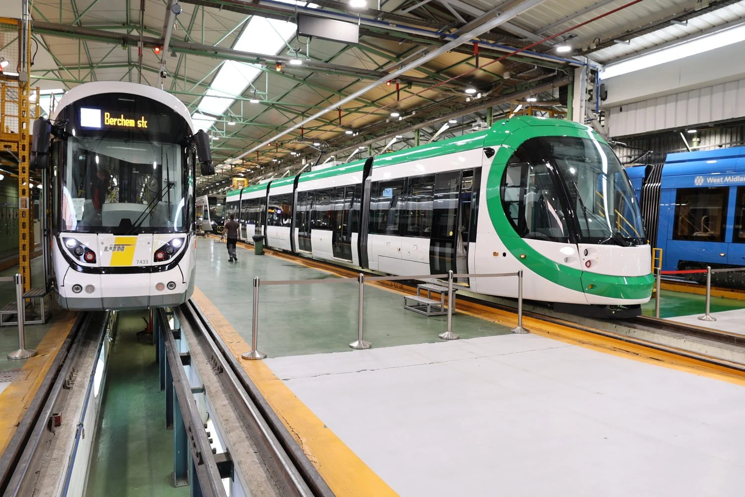 Varios vehículos de la planta de Construcciones y Auxiliar de Ferrocarriles (CAF), Fuente: EP