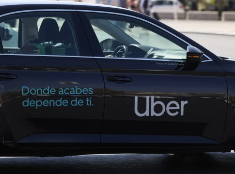 Un taxi de Uber en la zona de Atocha, a 24 de agosto de 2023, en Madrid (España). Fuente: Agencias