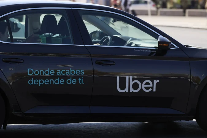 Un taxi de Uber en la zona de Atocha, a 24 de agosto de 2023, en Madrid (España). Fuente: Agencias