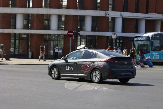 Un taxi de Uber en la zona de Atocha, a 24 de agosto de 2023, en Madrid (España). Fuente: Agencias