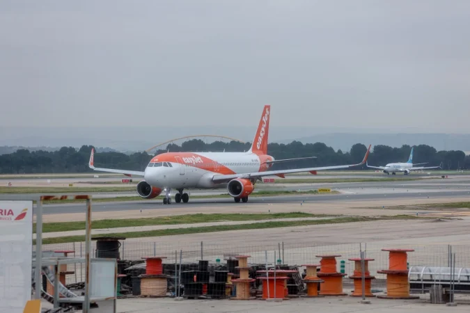 Un avión de la aerolínea easyJet en el aeropuerto Adolfo Suárez Madrid-Barajas, a 2 de enero de 2024, en Madrid (España). Fuente: Agencias