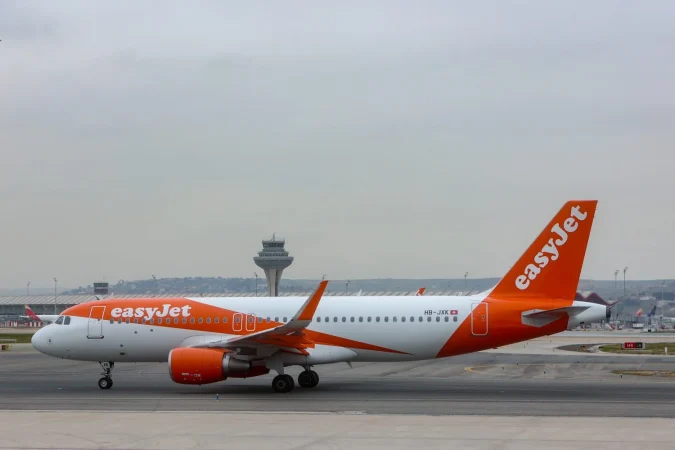 EasyJet, en la 'trampa' perfecta: el petróleo devora sus márgenes y la UE frena a Apollo 1 Merca2 Un avión de la aerolínea easyJet en el aeropuerto Adolfo Suárez Madrid-Barajas, a 2 de enero de 2024, en Madrid (España). Agencias