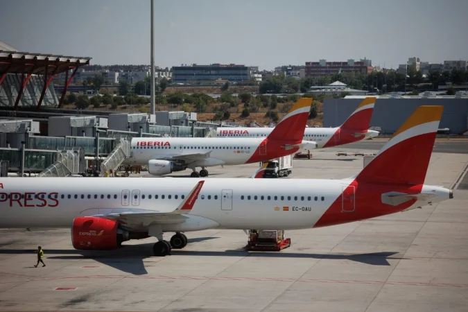 El primer trimestre de IAG le da oxígeno para atravesar la crisis de Irán 1 Merca2 Varios aviones de Iberia en la terminal 4 del Aeropuerto Adolfo Suárez Madrid-Barajas, a 24 de julio de 2024, en Madrid . Fuente: Agencias