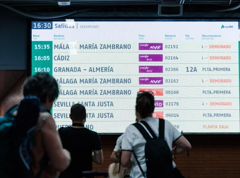 Varias personas observan una pantalla informativa en la Estación de Madrid - Puerta de Atocha - Almudena Grandes a cargo de ADIF, a 30 de agosto de 2025, en Madrid (España). Fuente: Europa Press