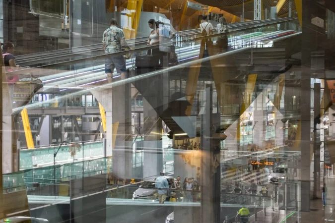 El Senado condena a AENA a un jueves negro en Bolsa y a revisar su plan de inversión 1 Merca2.es Terminal 4 del Aeropuerto Adolfo Suárez Madrid-Barajas, a 31 de agosto de 2025, en Madrid (España). Fuente: EP