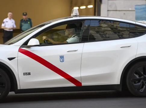 Un taxi recorre Madrid, a 16 de septiembre de 2025, en Madrid (España). Fuente: Agencias