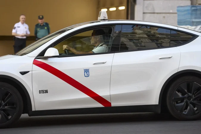 Un taxi recorre Madrid, a 16 de septiembre de 2025, en Madrid (España). Fuente: Agencias
