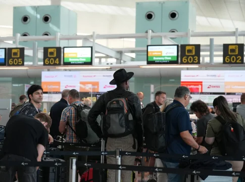 Viajeros en la T1 del Aeropuerto de Barcelona-El Prat, a 29 de septiembre de 2025, en Barcelona, Catalunya (España), uno de los complejos clave de AENA. Fuente: Agencias Viajeros en la T1 del Aeropuerto de Barcelona-El Prat, a 29 de septiembre de 2025, en Barcelona, Catalunya (España), uno de los complejos clave de AENA. Fuente: Agencias