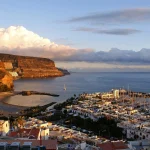 Existe una isla española donde aún es verano y la gente se baña a 25 grados (y es la única en Europa)