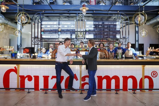 HEINEKEN Espana Dolf van den Brink CEO y presidente del Consejo de Administracion de HEINEKEN NV y Etienne Strijp presidente ejecutivo de HEINEKEN Espana con alumnos de Fundacion Cruzcampo 2 Merca2.es