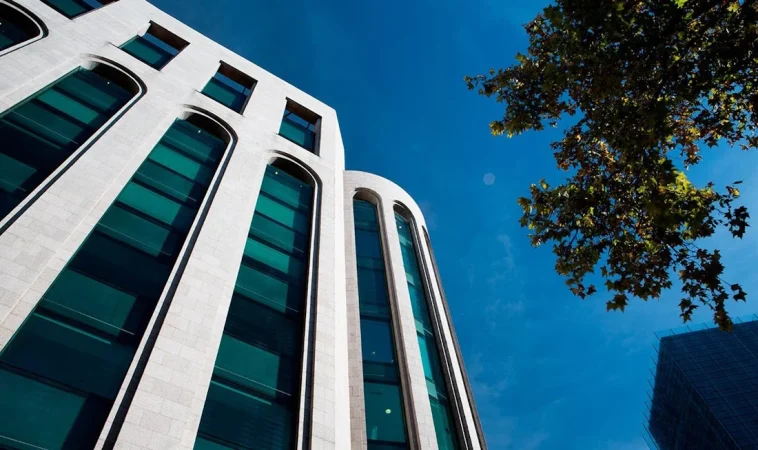 Colonial ofrece un potencial que compensa el mal momento de las oficinas en EE.UU. 1 Merca2.es el nivel de ocupación global a septiembre se verá negativamente afectado por la entrada en el perímetro de consolidación de Haussman en París y el resto del proyecto Madnum en Madrid.