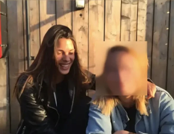 Laura Matamoros con su amiga Merca2.es