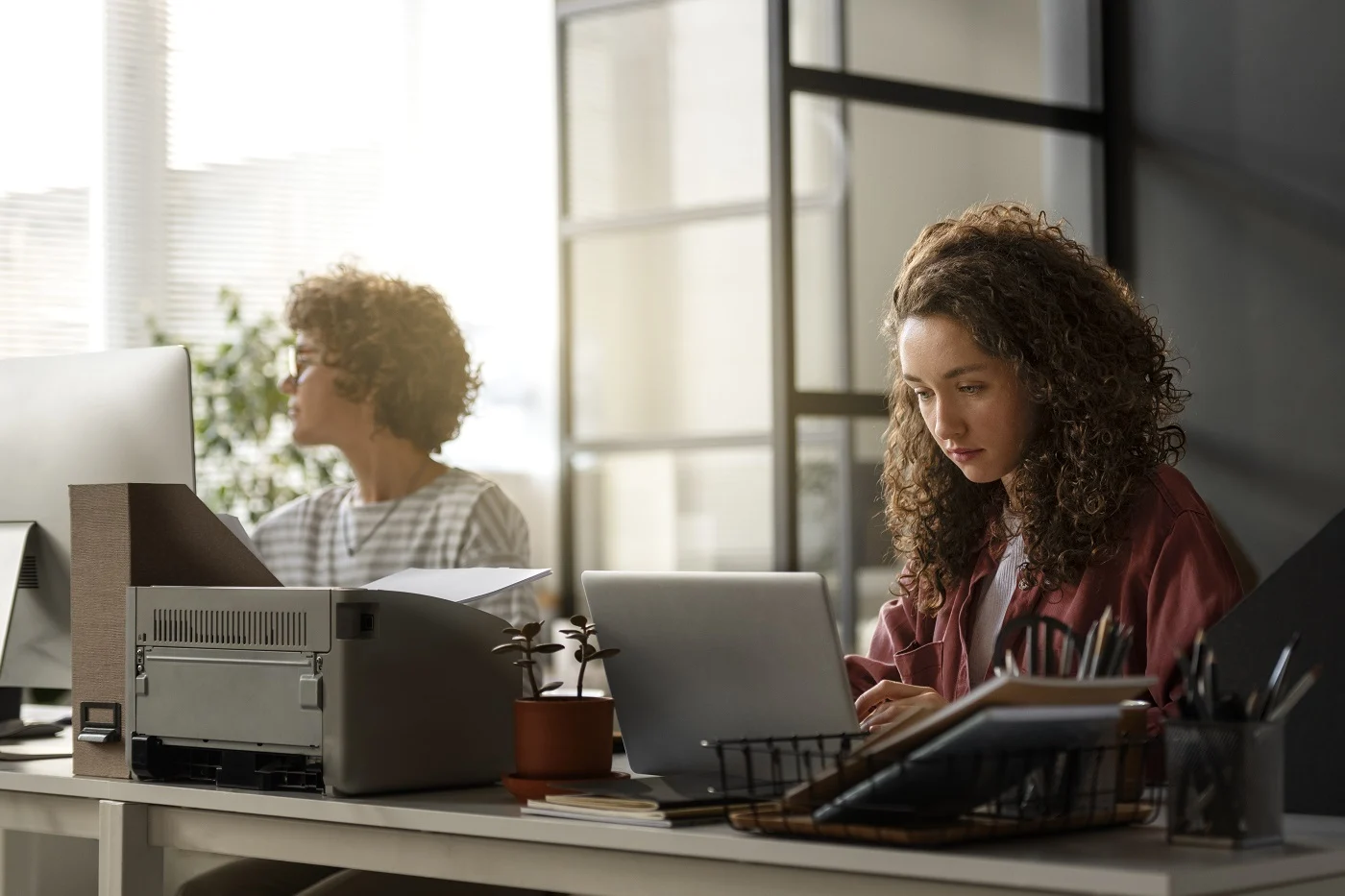 Mujeres trabajando en la oficina. Freepik Merca2.es