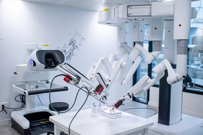 Robots quirúrgicos Da Vinci 5 de Quirónsalud