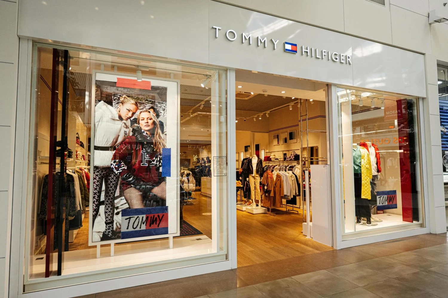 PVH se queda sin director financiero: Coughlin salta a SiriusXM y la matriz de Tommy Hilfiger lanza una búsqueda global para reemplazarlo