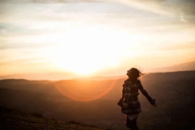 La luz que cura: cómo ciertas frecuencias solares activan tus defensas naturales contra virus y cáncer 3 Merca2.es Vibracion236 Merca2.es