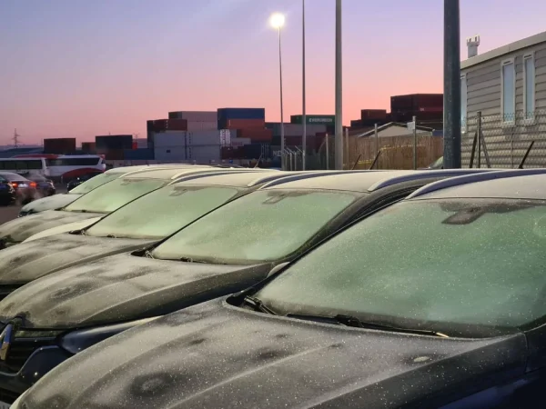 Los conductores de Cabify vuelven a sufrir por los estacionamientos a la intemperie 1 Merca2.es Vehículos de Cabify afectados por el frío. Foto de finales de 2024