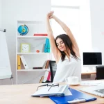 La regla 6-6-6, el secreto para que los mayores de 40 se pongan en forma sin pisar el gimnasio, incluso en la oficina