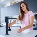 La OCU dispara la polémica: esta ciudad gana la batalla por el agua de grifo de calidad (y no es Madrid)