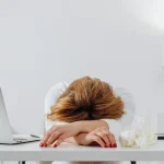 La verdadera causa de tu cansancio no es el azúcar: es esta hormona olvidada