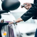 Iván Martí (45), ex-perito policial y consultor en ciberseguridad, advierte: “Con un cable USB y seis segundos pueden abrir tu coche y tus hijos no estarán seguros al salir del colegio si no bloqueas esta función secreta”