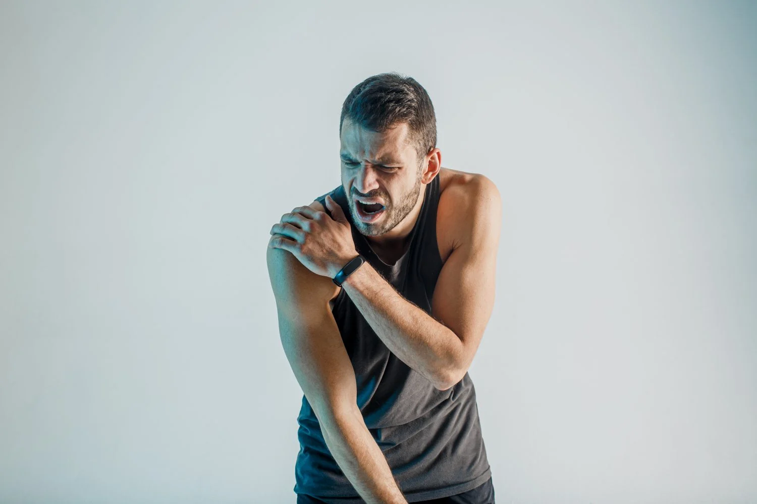 Cuando aparece un dolor en el brazo compatible con un infarto, cada segundo que pasa es tejido cardíaco que muere y no se recupera. Fuente: Freepik 
