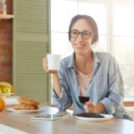 Dra. Pilar Gómez (48), nutricionista, advierte: «Si desayunas esto antes de las 9, tu colesterol sano no llega a marzo, pero hay un desayuno que lo baja en 15 días»