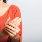 Dr. Raúl Martín (33), cardiólogo: «Ese dolor en el brazo izquierdo no es postura: es lo que anuncia un infarto inminente. Ponte el ECG hoy o mañana es demasiado tarde.»