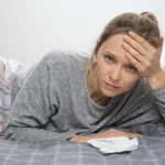 Dr. Sofía Morales (46), ginecóloga: «Ese flujo con olor extraño no es normal: es lo que anuncia infección que se vuelve cáncer. Emprende el cultivo hoy o en semanas es tarde.»