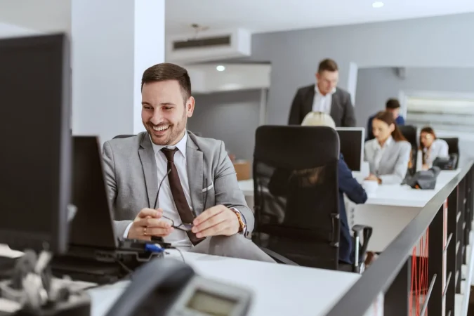 LinkedIn sentencia: estas 3 profesiones están muertas en 5 años, las otras 3 te harán rico de verdad 5 Merca2.es El avance tecnológico es implacable y el análisis de estas profesiones es la prueba viviente de que la adaptación no es una opción, sino una necesidad. Fuente: Freepik